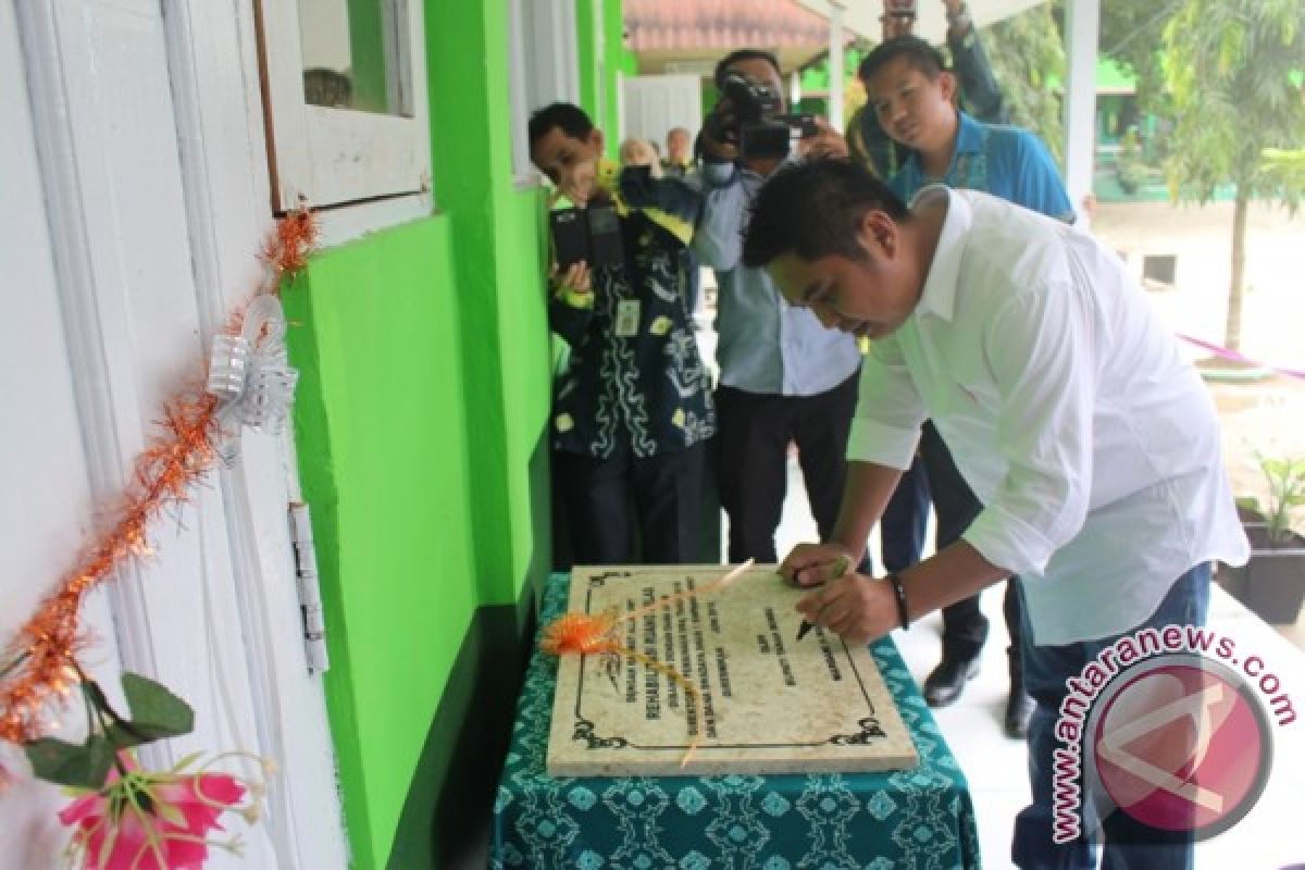 Bupati Tanah Bumbu Bantu Pembangunan SMPN 1 Mentewe