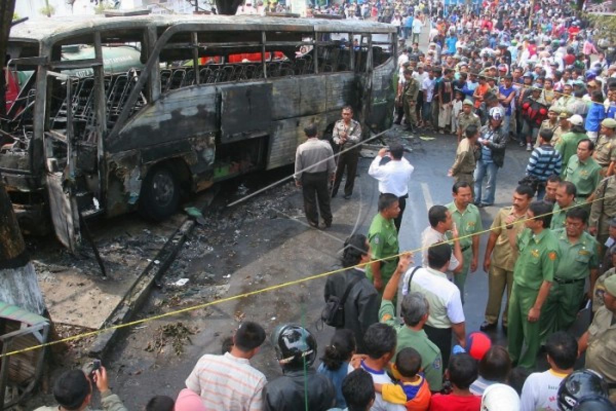 Bus Pariwisata Terbakar di Halaman Museum Semarang