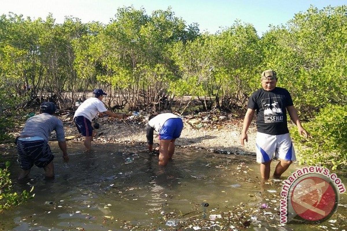 KPA Punguti Sampah Plastik Wisata Batu Ampar