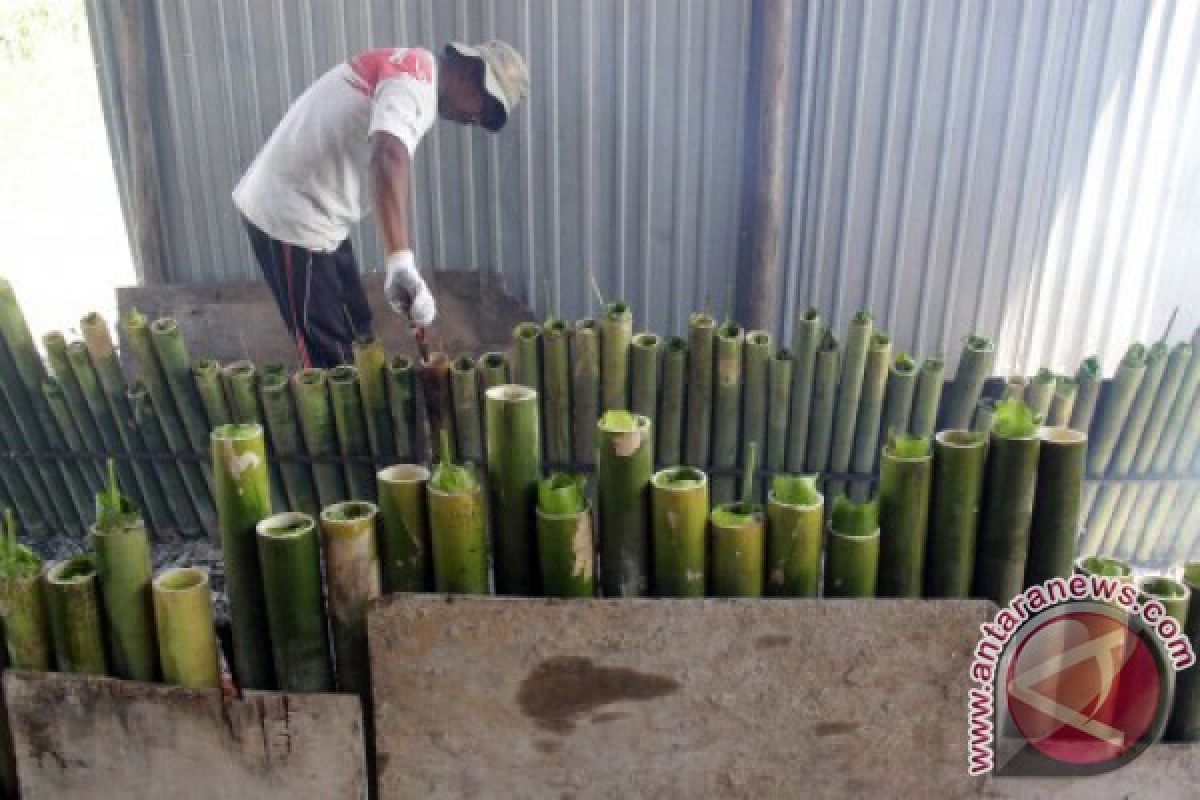 Memasak Lemang Bambu