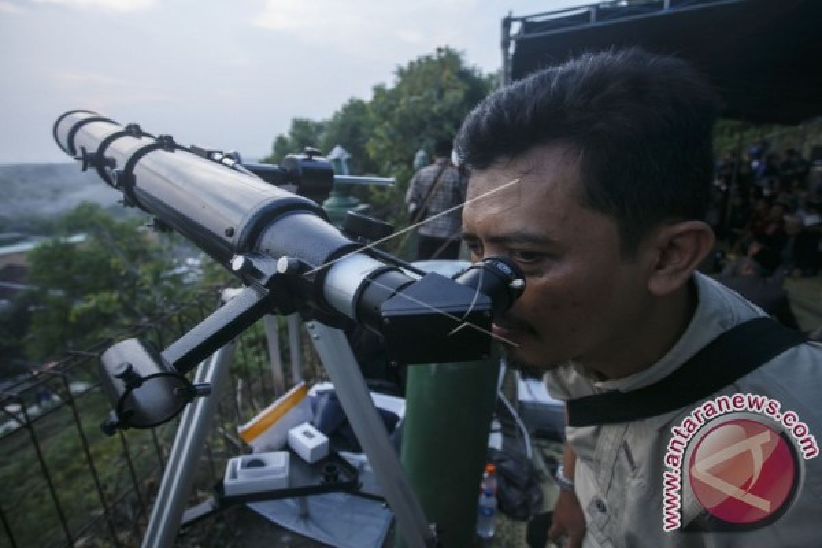 Tersedia teropong untuk menyaksikan gerhana bulan di Purwakarta