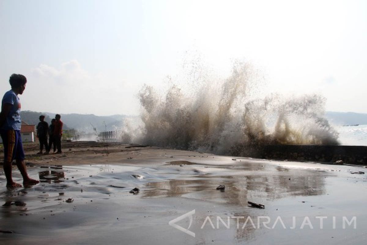 Gelombang Air Pasang Terjang Pesisir Pantai Tulungagung