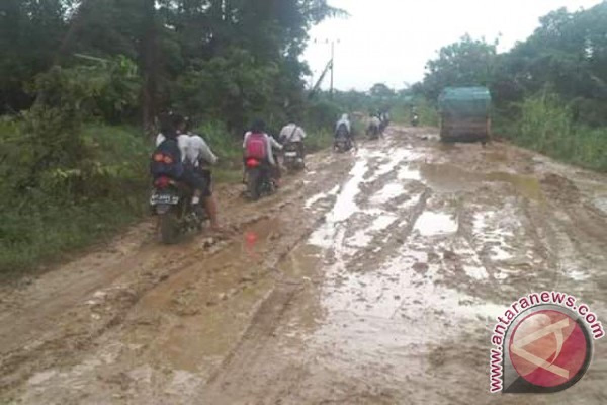  Jalan Samarinda-Muara Kaman Rusak Parah