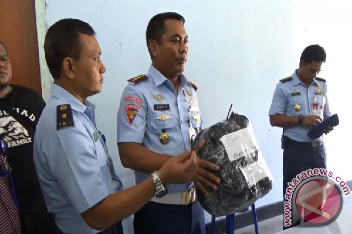 Lanud Adisutjipto gagalkan pengiriman 1,5 Kg ganja