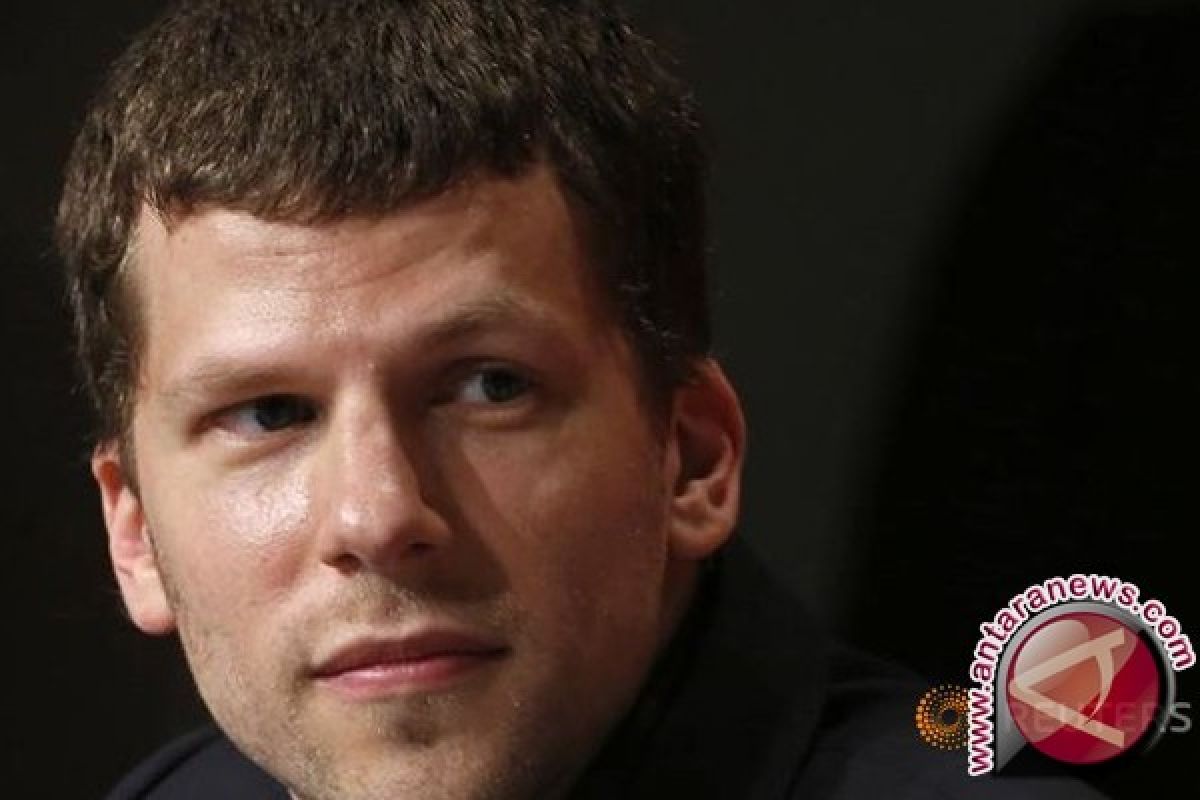Setelah rutin mendonorkan darah, kini Jesse Eisenberg siap donorkan ginjal