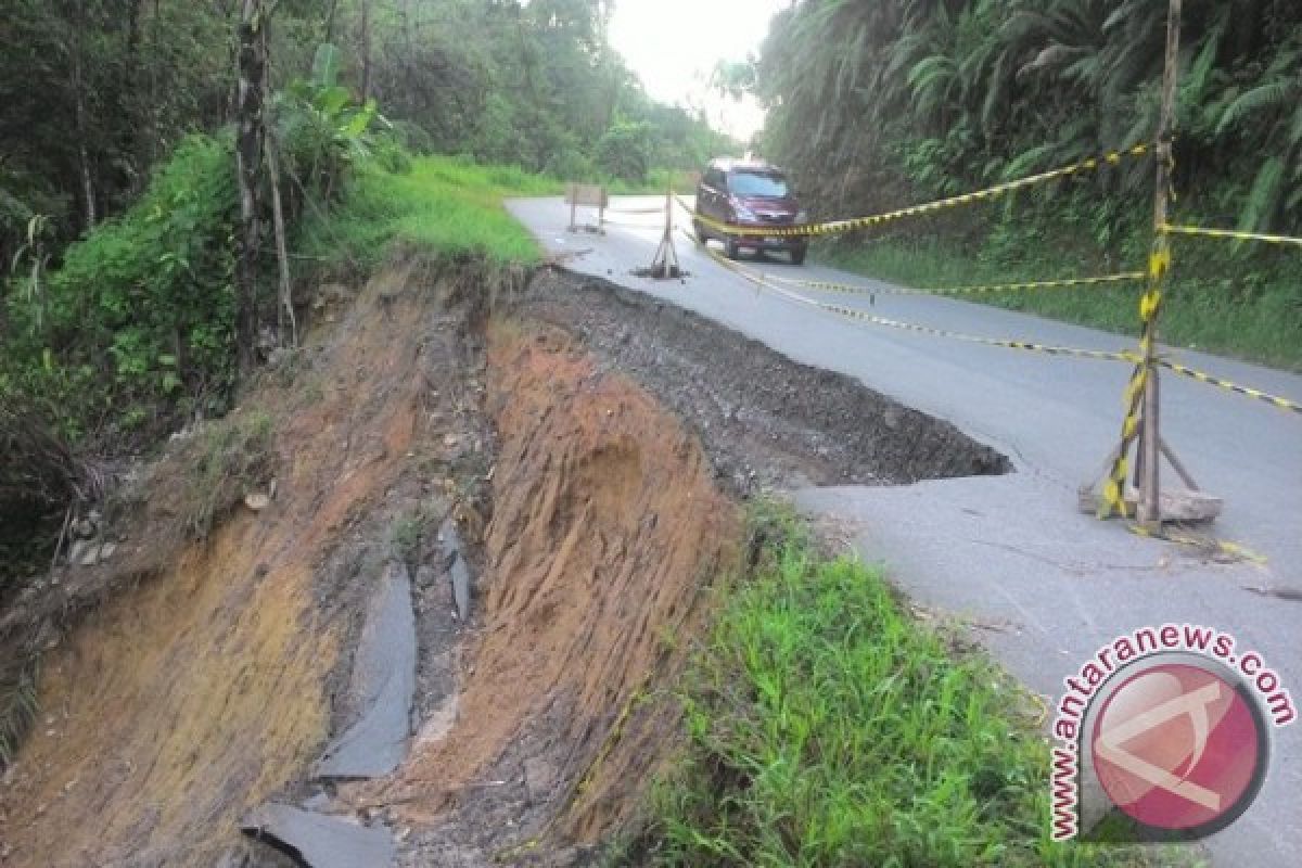 Hati-hati Jalan Sibolga Tarutung Longsor