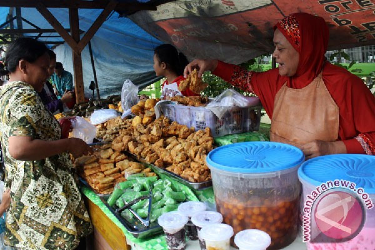 Masjid Al-Akbar siapkan 2.000 takjil setiap hari