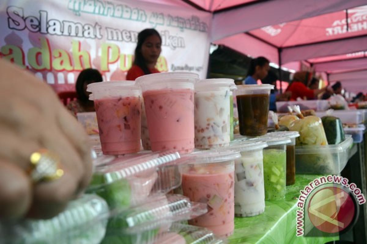 Polres Bangkalan bagi-bagi takjil selama Ramadhan