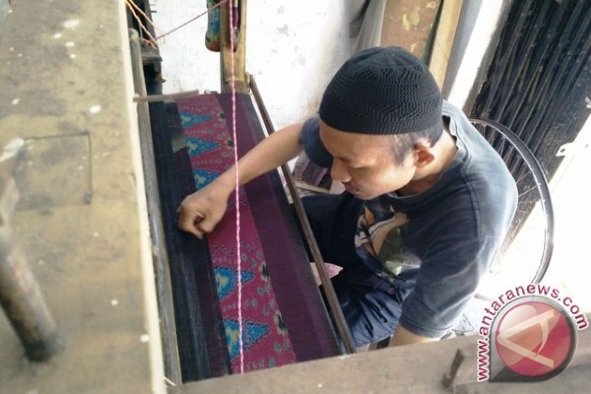 Menyelamatkan kain tenun khas Palembang dari kepunahan