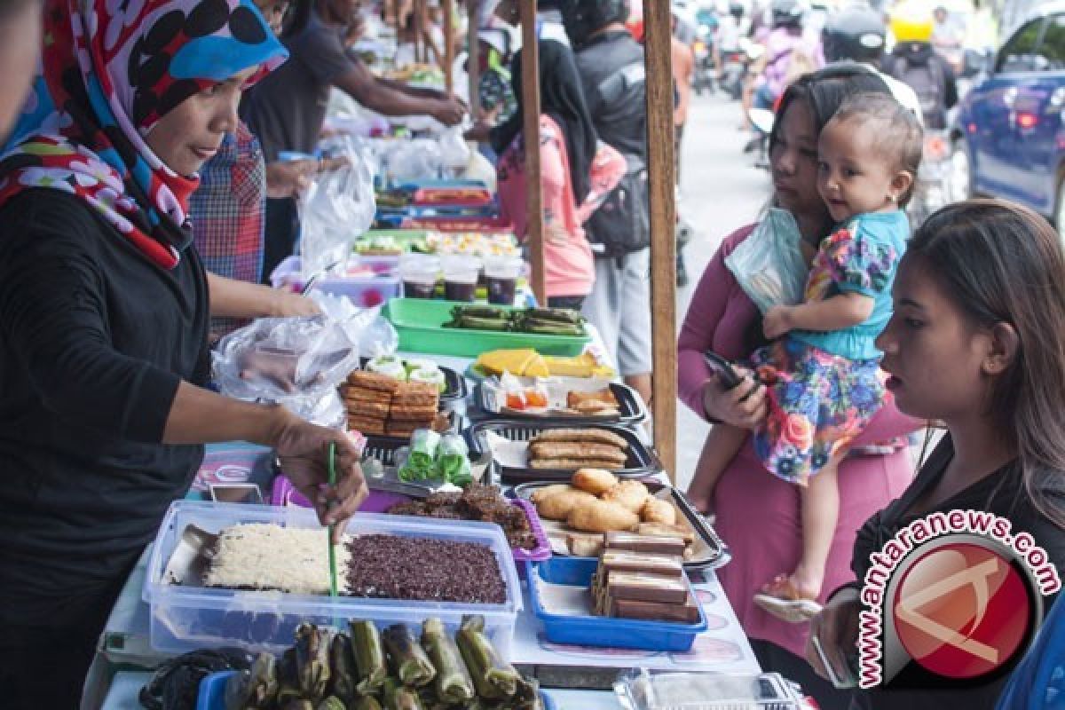 Pasar Ramadhan di Pangkalpinang Ramai Dikunjungi Warga