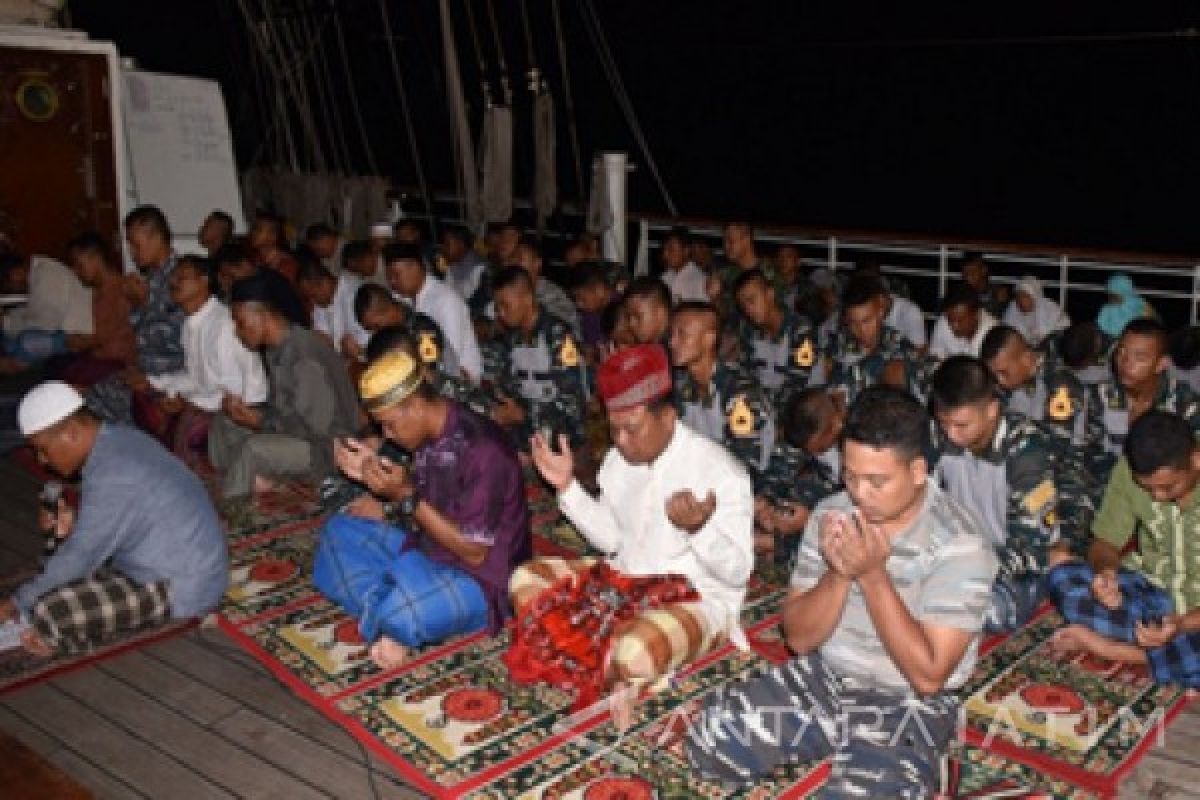 Puluhan Taruna Gelar Tarawih di Geladak KRI Dewaruci