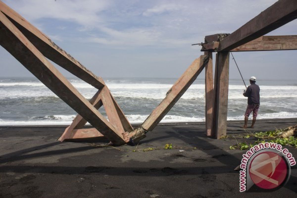 Gelombang tinggi pantai Bantul robohkan sejumlah bangunan 