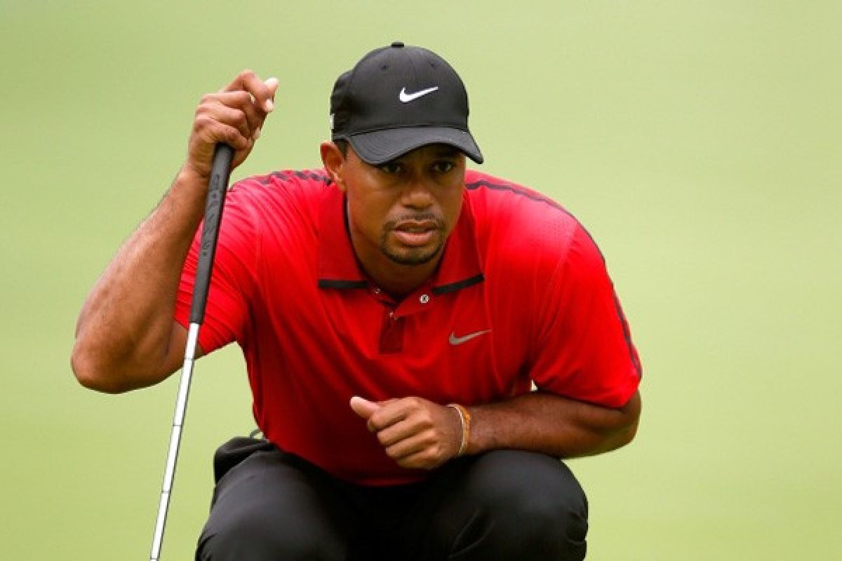 Terpaut satu pukulan di Masters, Tiger Woods buka perburuan gelar