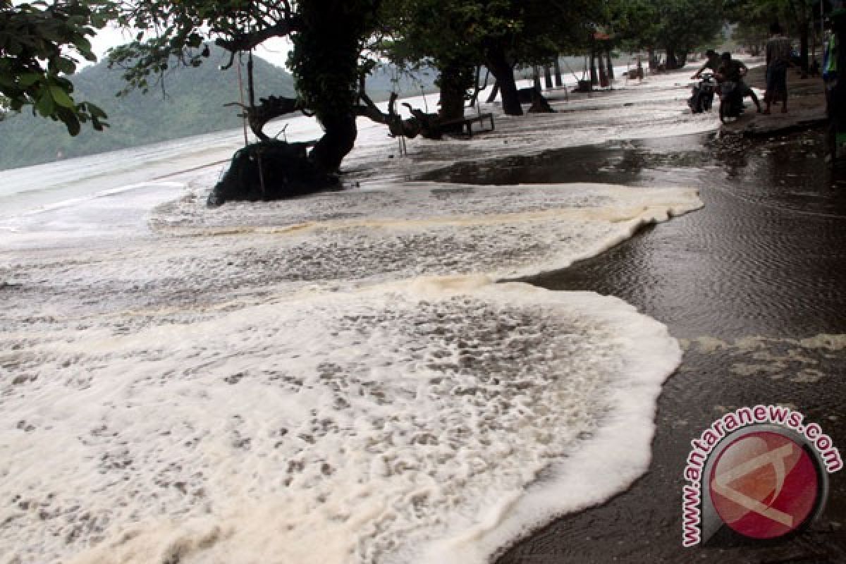 Banjir rob melanda pantai Binuangeun Lebak