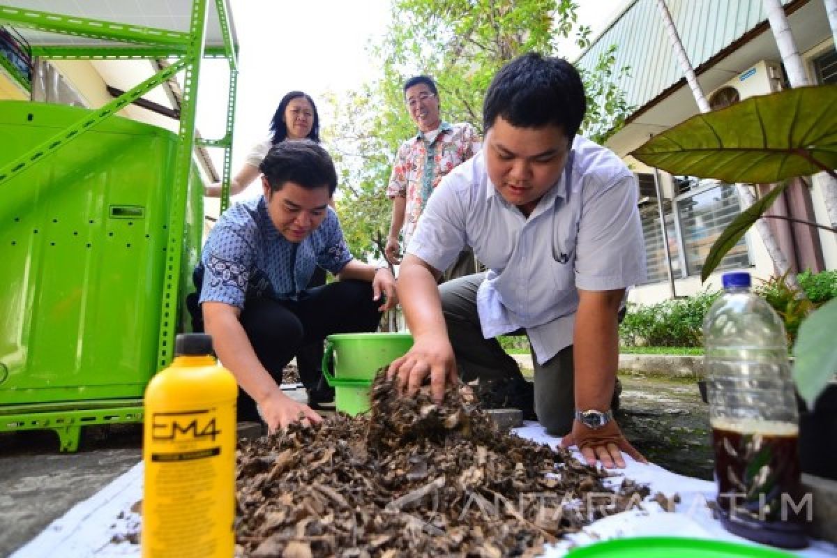 Mahasiswa-Dosen UKWMS Buat Komposter Tenaga Surya
