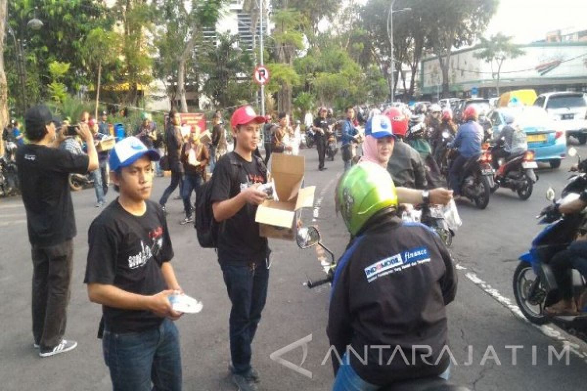 Komunitas RAR Bagikan Ribuan Takjil di Surabaya