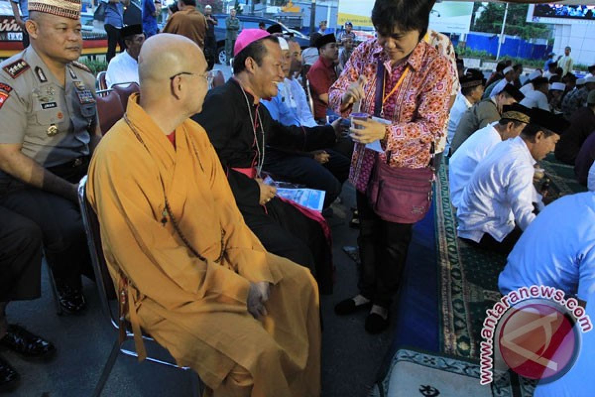 Uskup Manado minta umat tingkatkan hubungan antar umat beragama