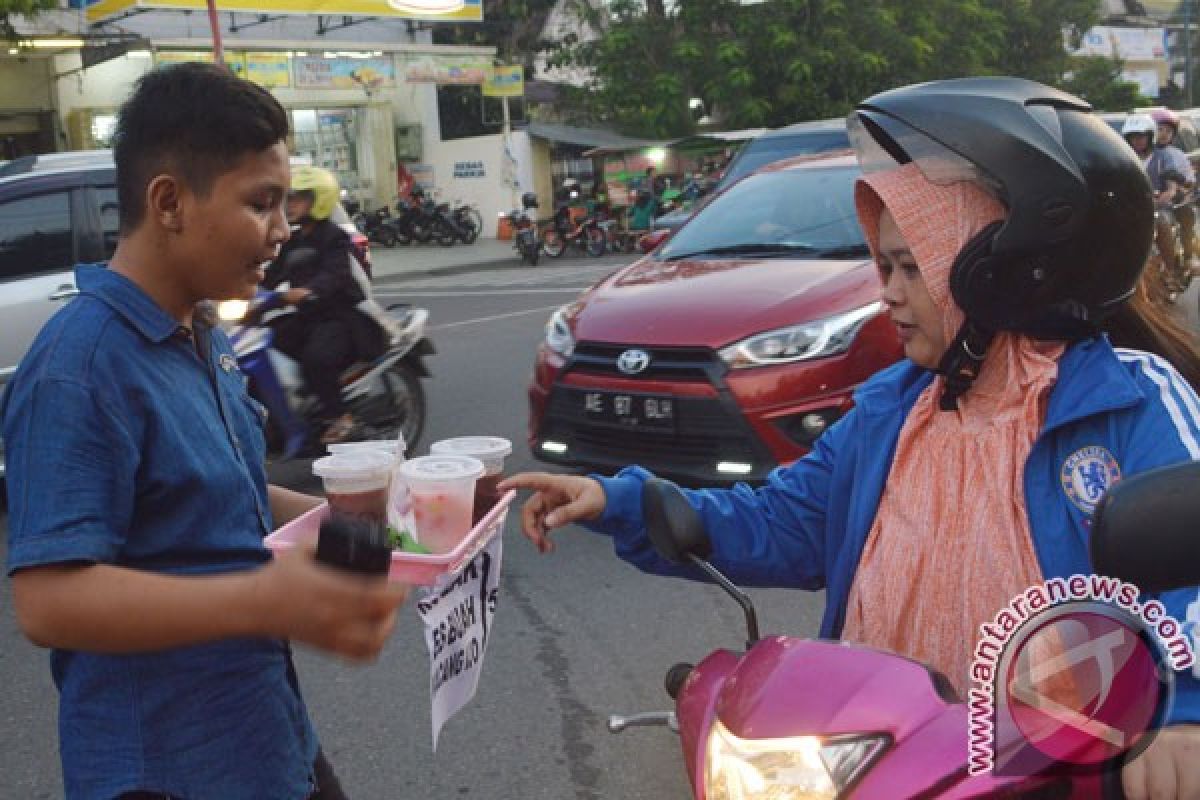Komunitas RAR bagikan ribuan takjil di Surabaya