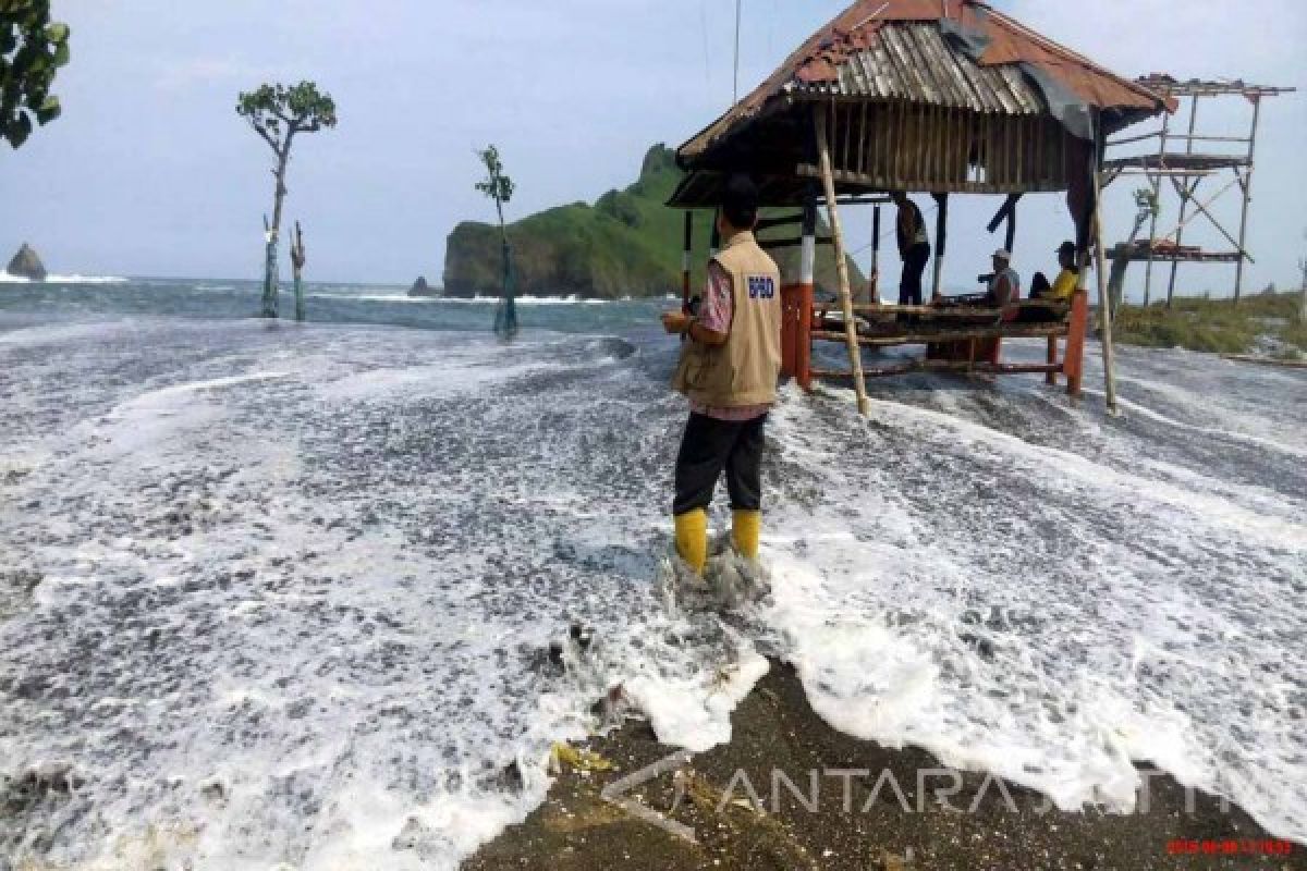 BPBD Jember Pantau Pesisir Pantai Selatan 