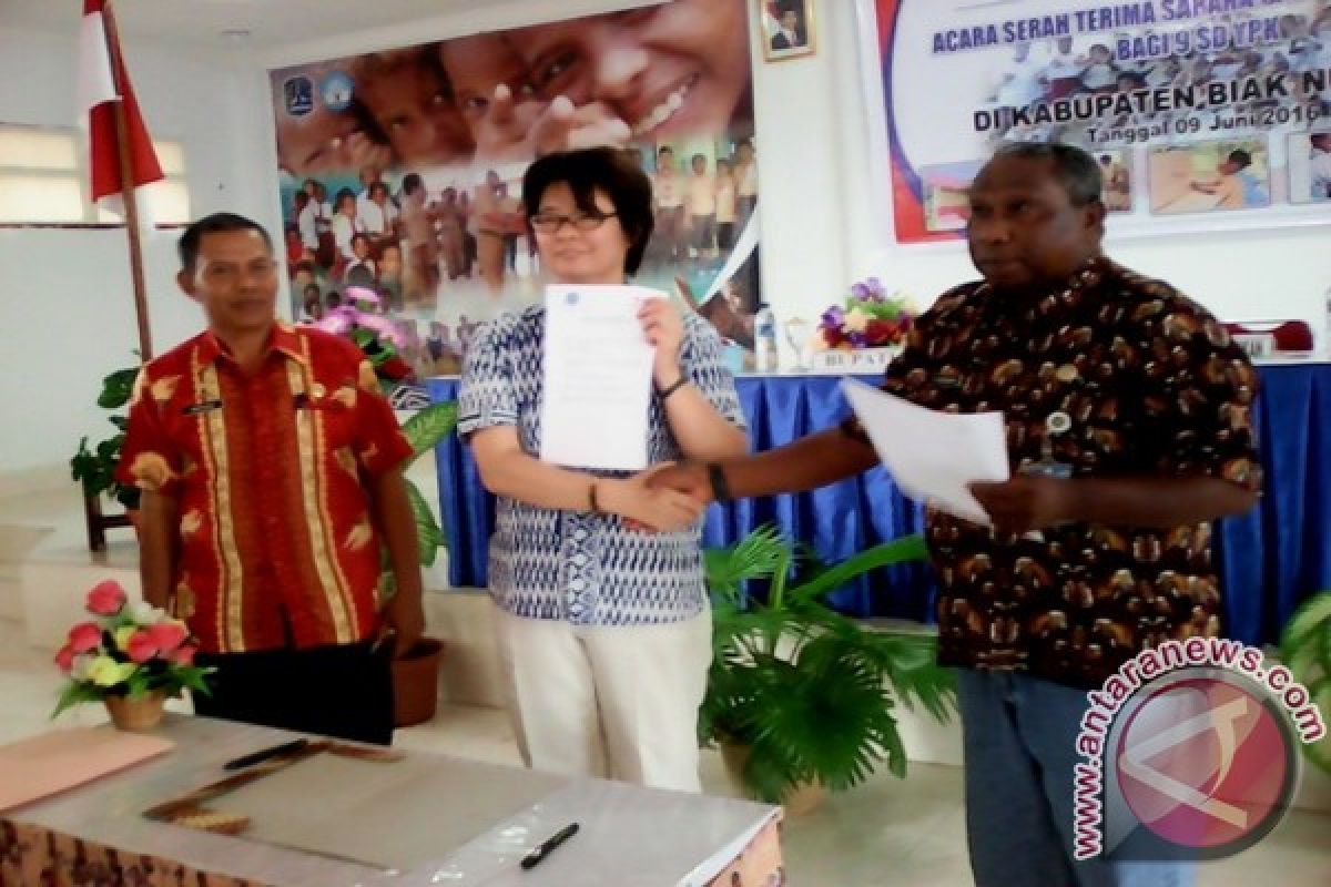 Pemerintah Jepang serahkan fasilitas sanitasi sembilan SD di Biak 