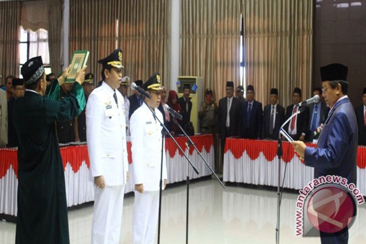 Gubernur Sulteng Lantik Bupati-Wabup Banggai Terpilih 