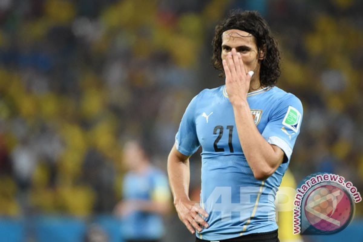 Cavani alami pembengkakan betis, namun tak ada otot yang sobek