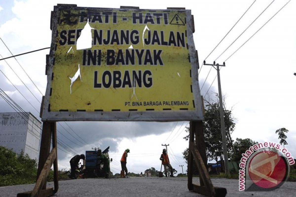 Menimalkan kecelakaan, polisi timbun jalan lintas timur Sumatera