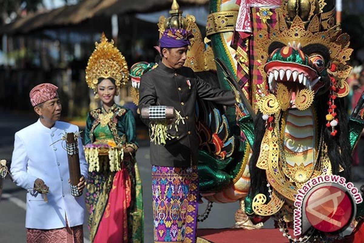 Presiden Jokowi naik mobil hias berkonsep 