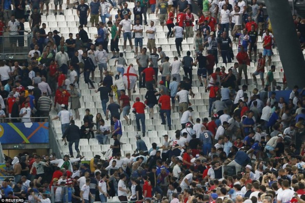 Pendukung Rusia serang fans Inggris di Stadion Marseille