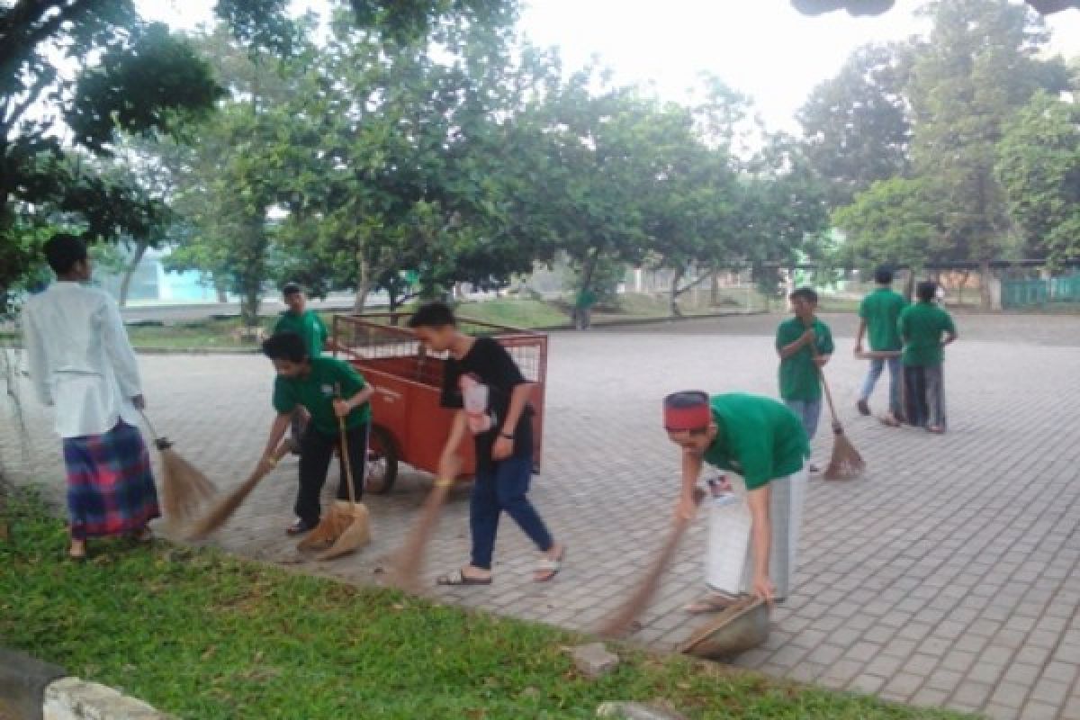 Pemkot Sukabumi Gelar Aksi Pungut Sampah