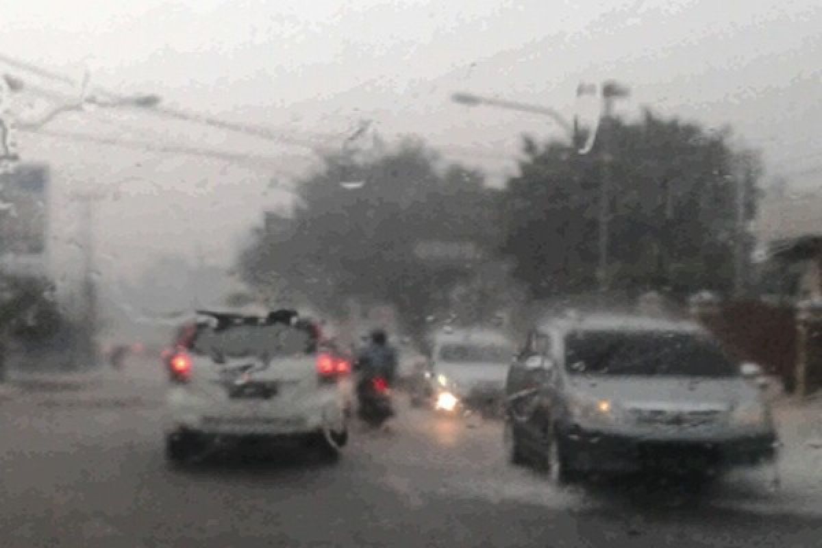 Hujan lebat guyur Bandarlampung, timbulkan kemacetan