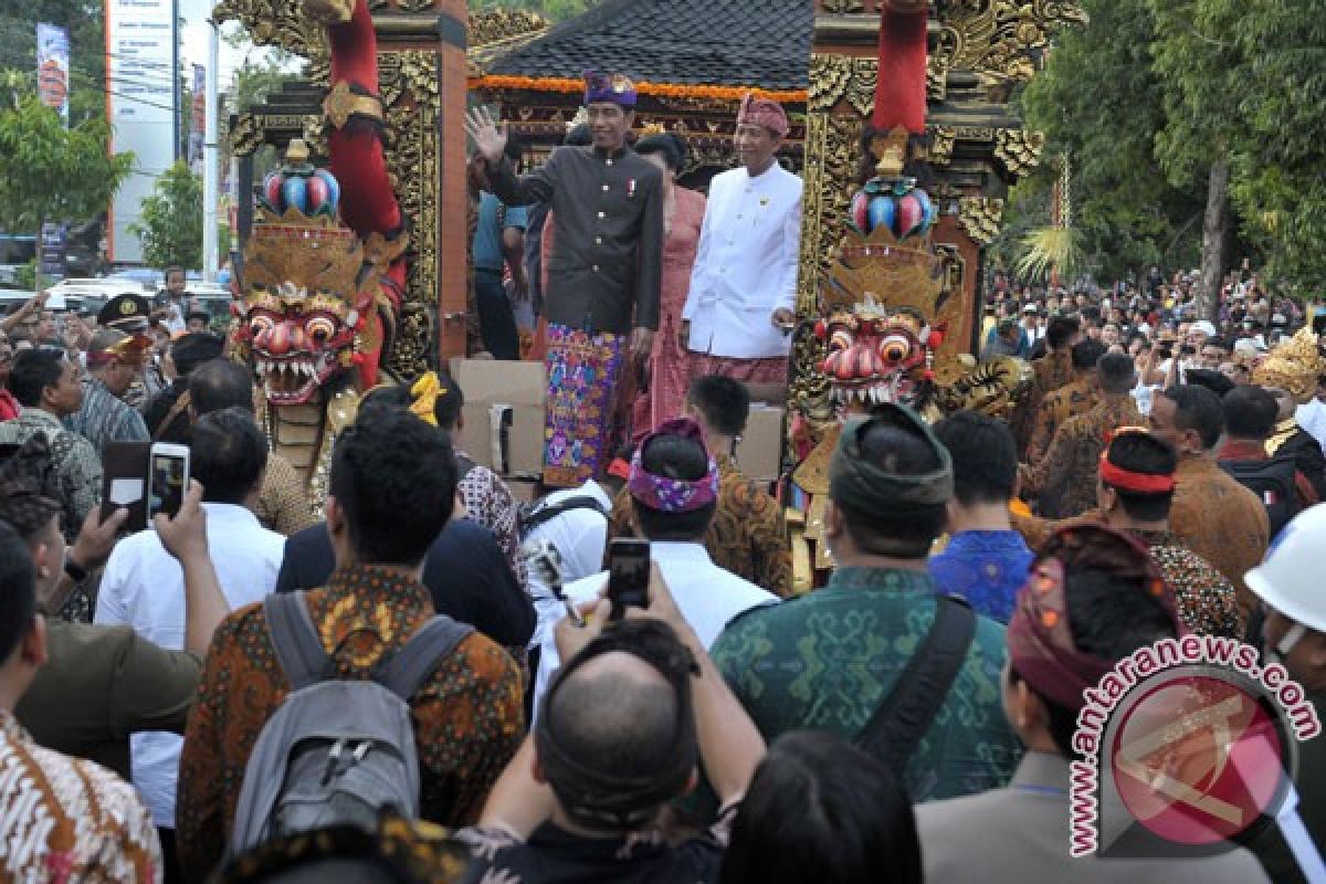 Presiden naik mobil hias di pawai Pesta Kesenian Bali