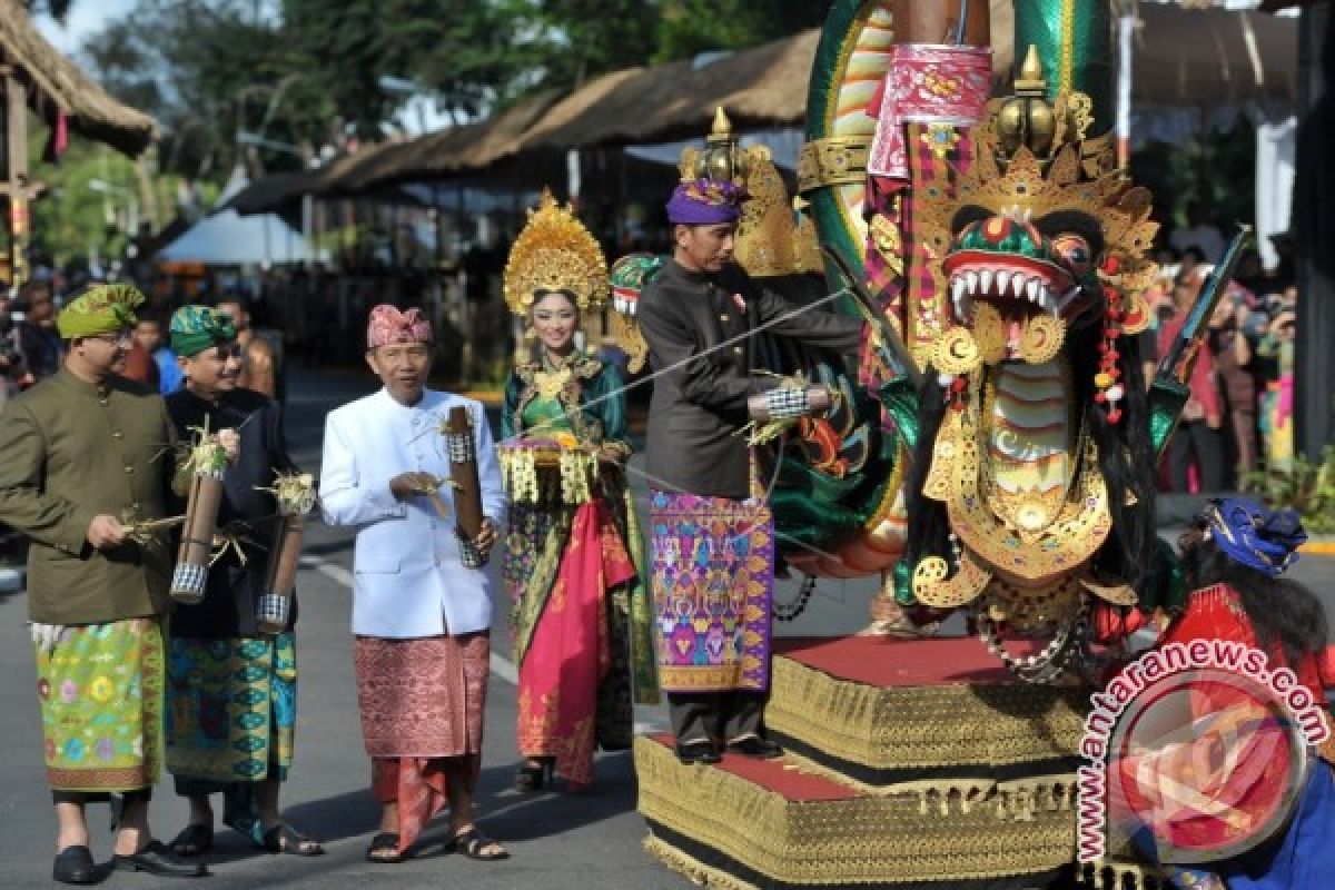 Boneka Raksasa Prancis Meriahkan Pesta Kesenian Bali