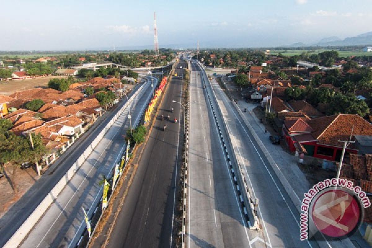 Arus lalin kendaraan saat liburan panjang di Pantura Cirebon lancar