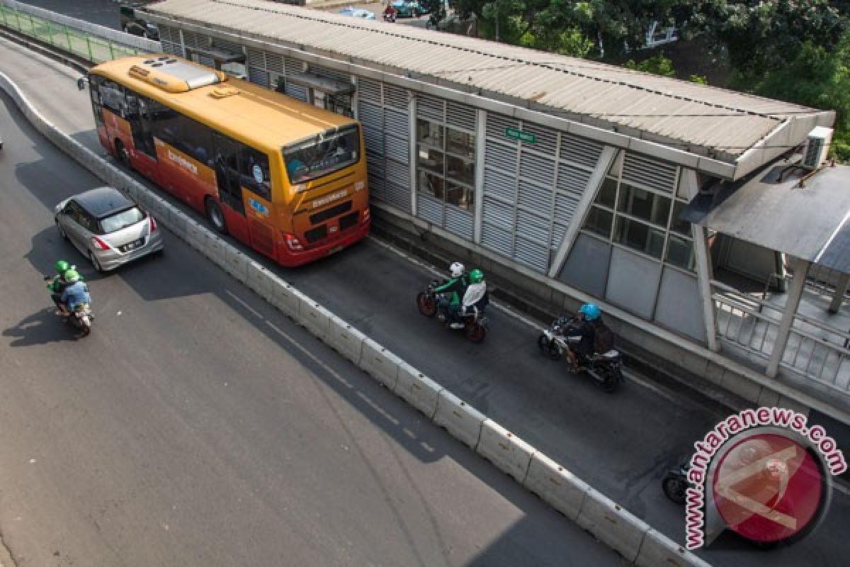 Transjakarta hentikan-alihkan  bus  karena demo mahasiswa