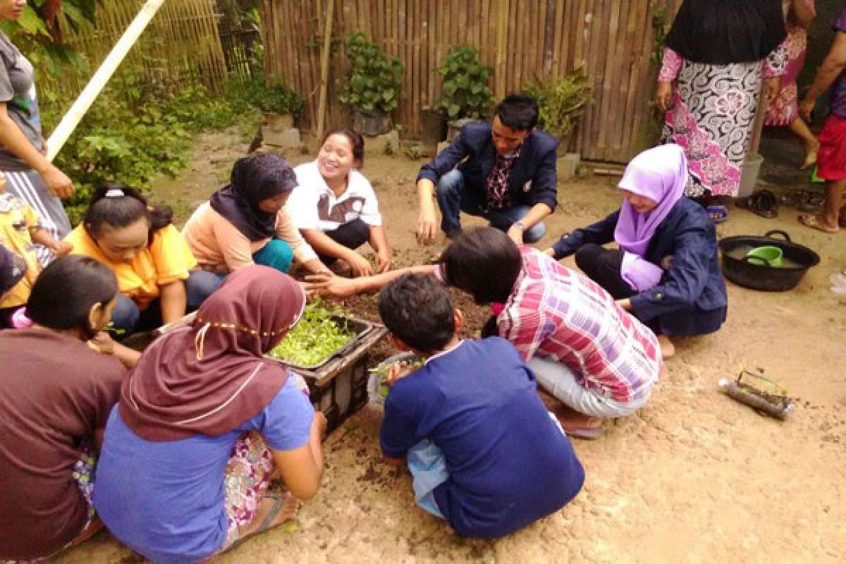 Mahasiswa Darmajaya Ajak Warga Manfaatkan Botol untuk Tanam Sayur