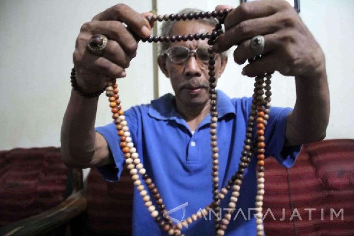 Perajin Tulungagung Produksi Tasbih Kayu Songo  