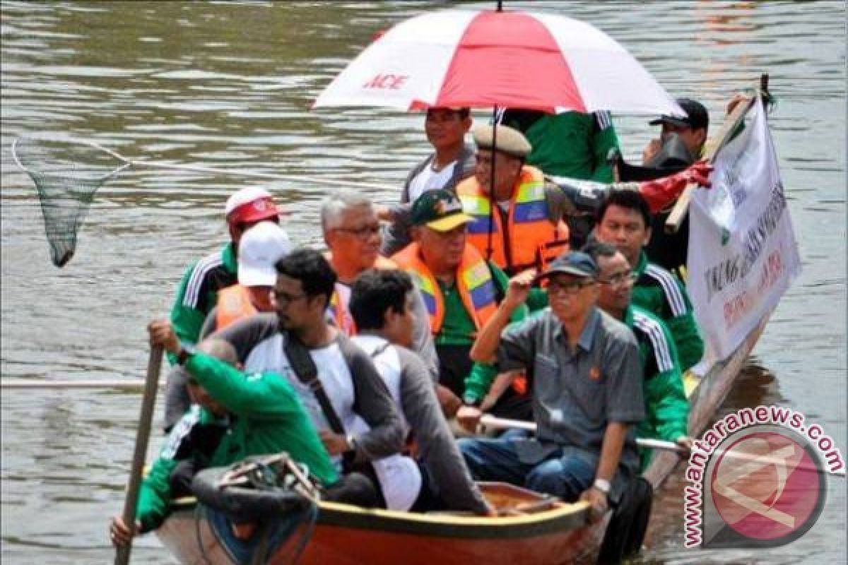 Gubernur Tantang SKPD Pungut Sampah di SKM