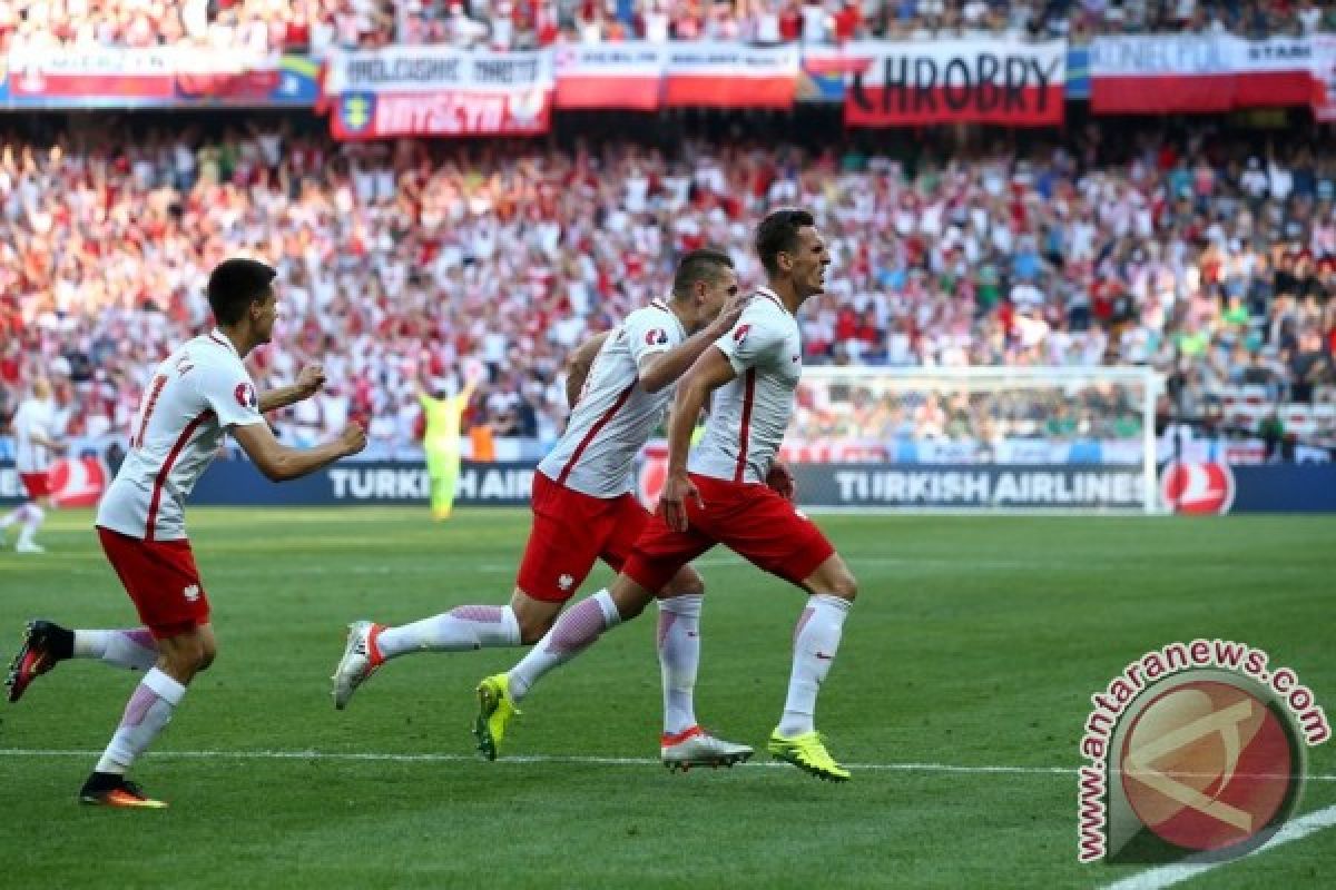 Polandia ungguli sementara Kazakhstan 2-0