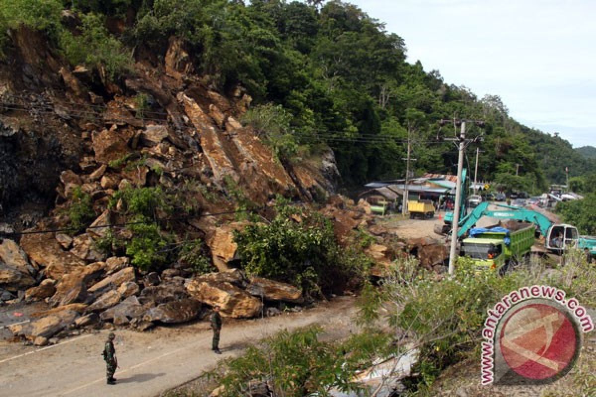 Longsor timbun jalan lintas di Aceh Singkil