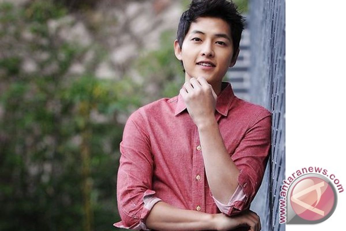 Song Joong-ki hadir di Mnet Asian Music Awards sebagai pembawa acara