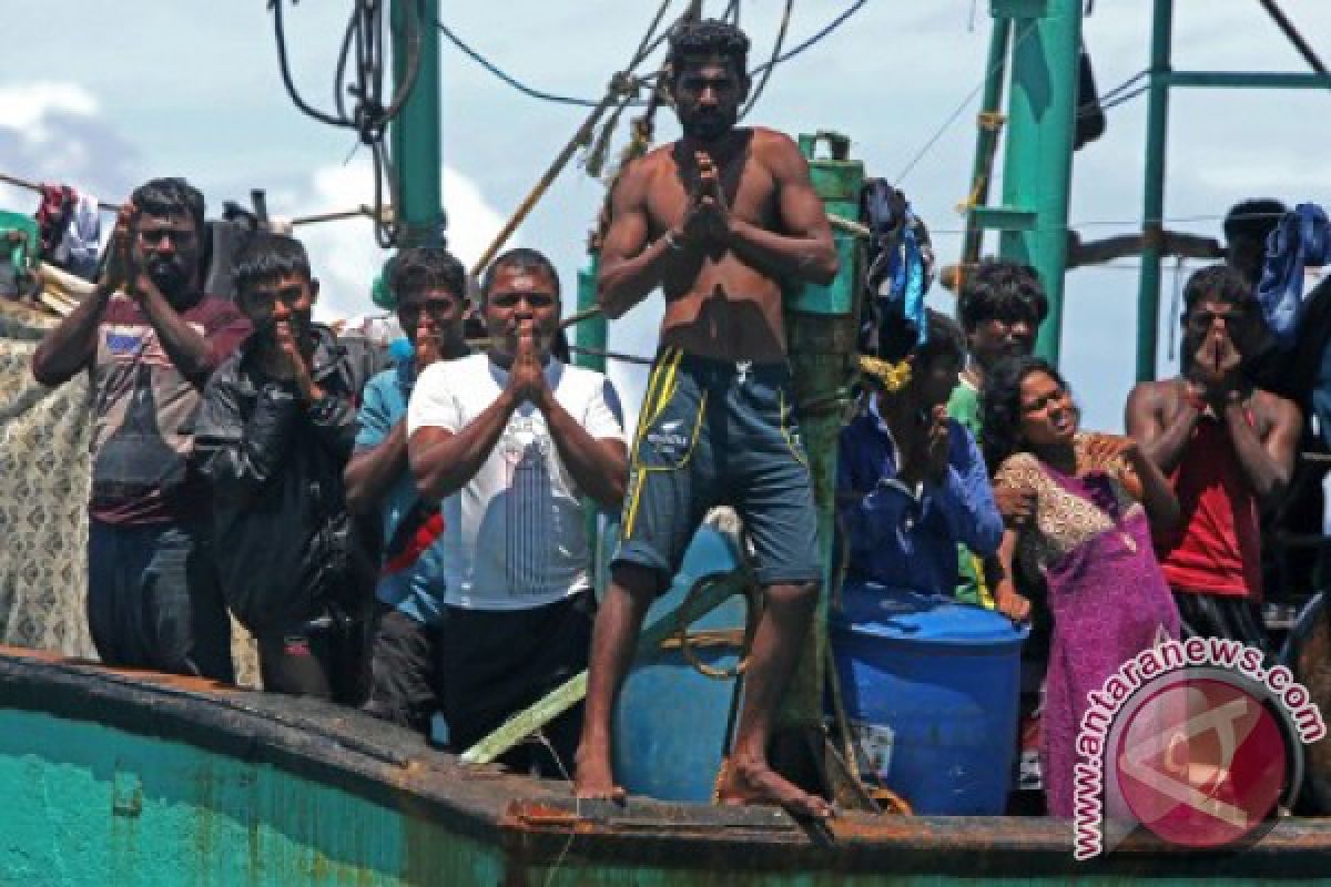 Petugas periksa kesehatan imigran terdampar