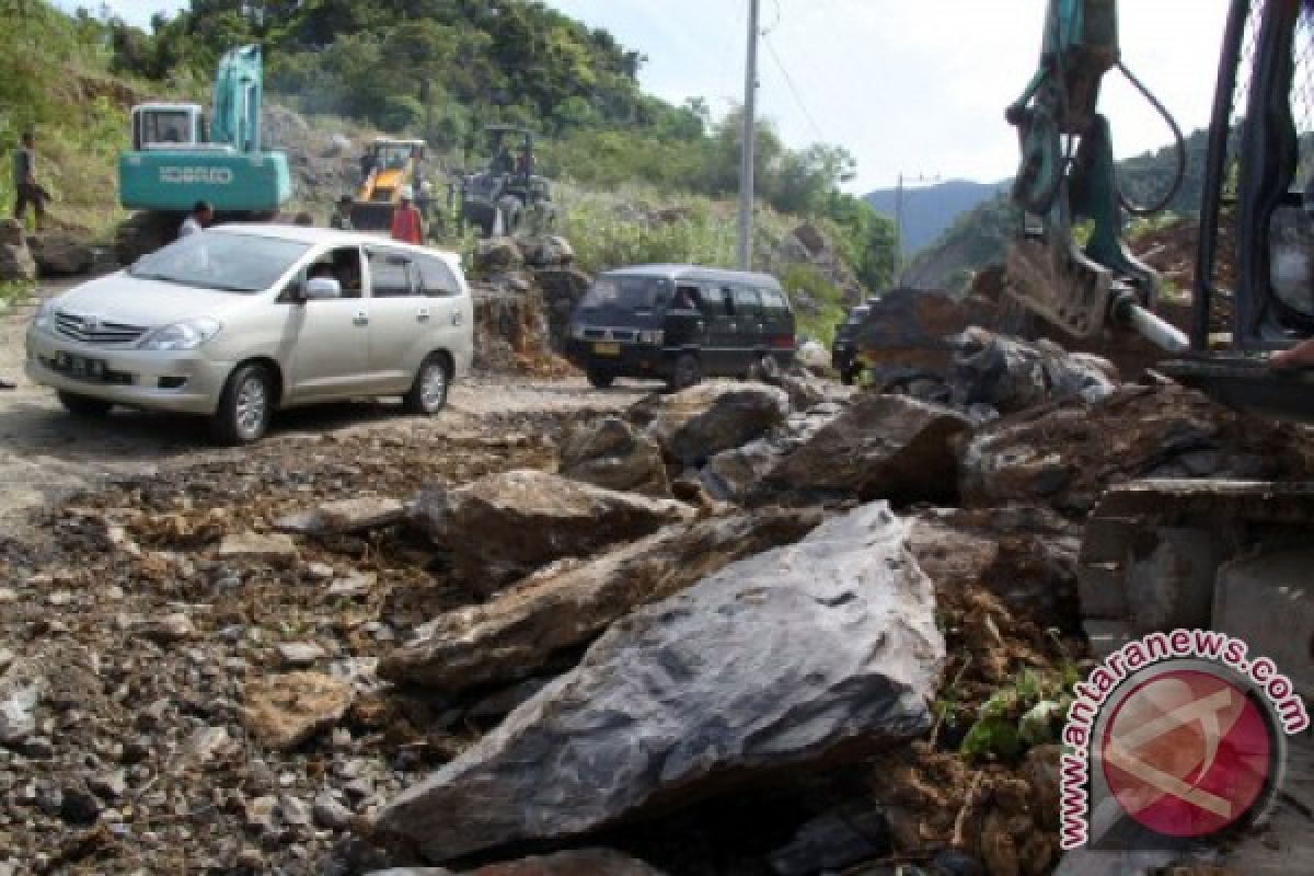 Longsor tutupi badan jalan di Aceh Selatan