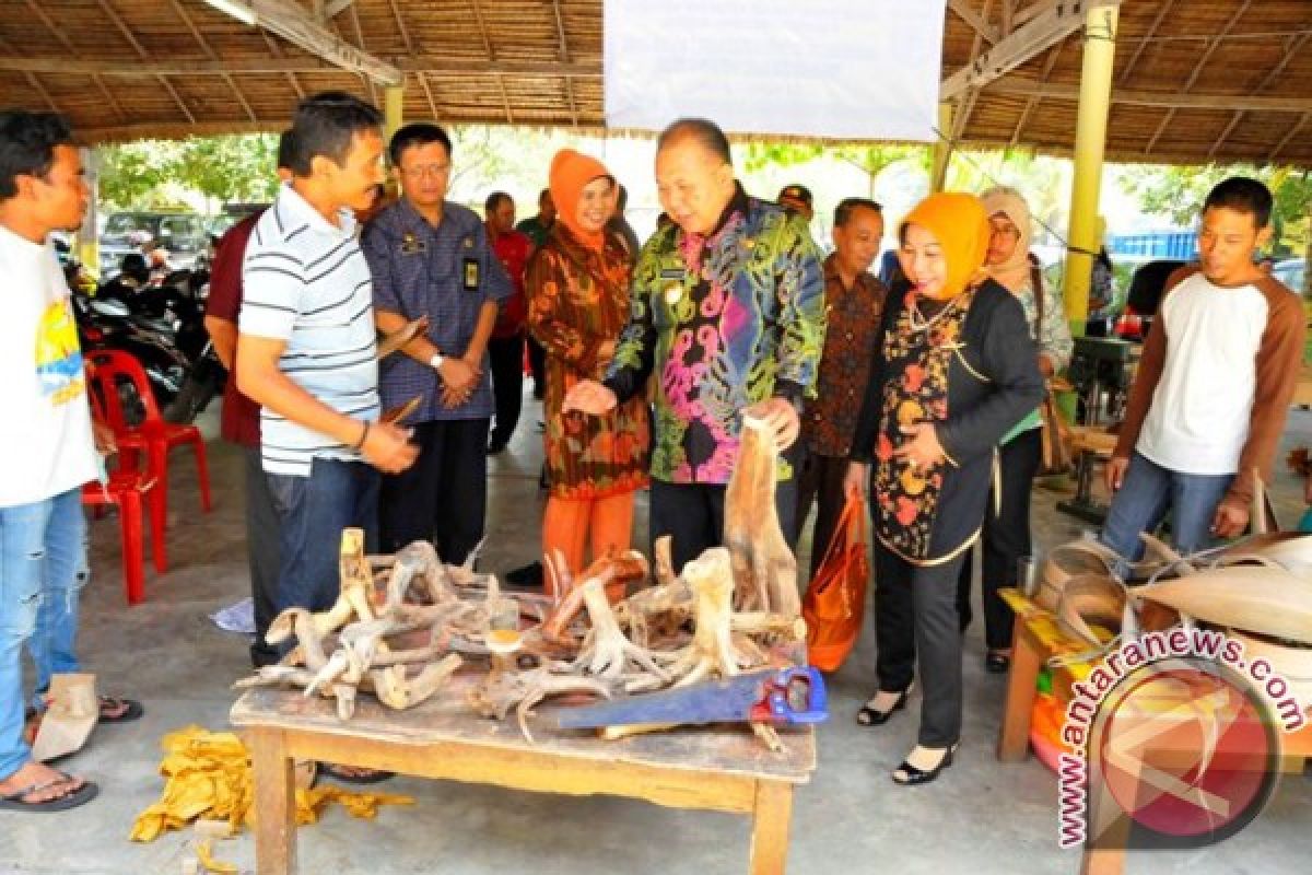 Bupati Tinjau Pelatihan Aksesoris