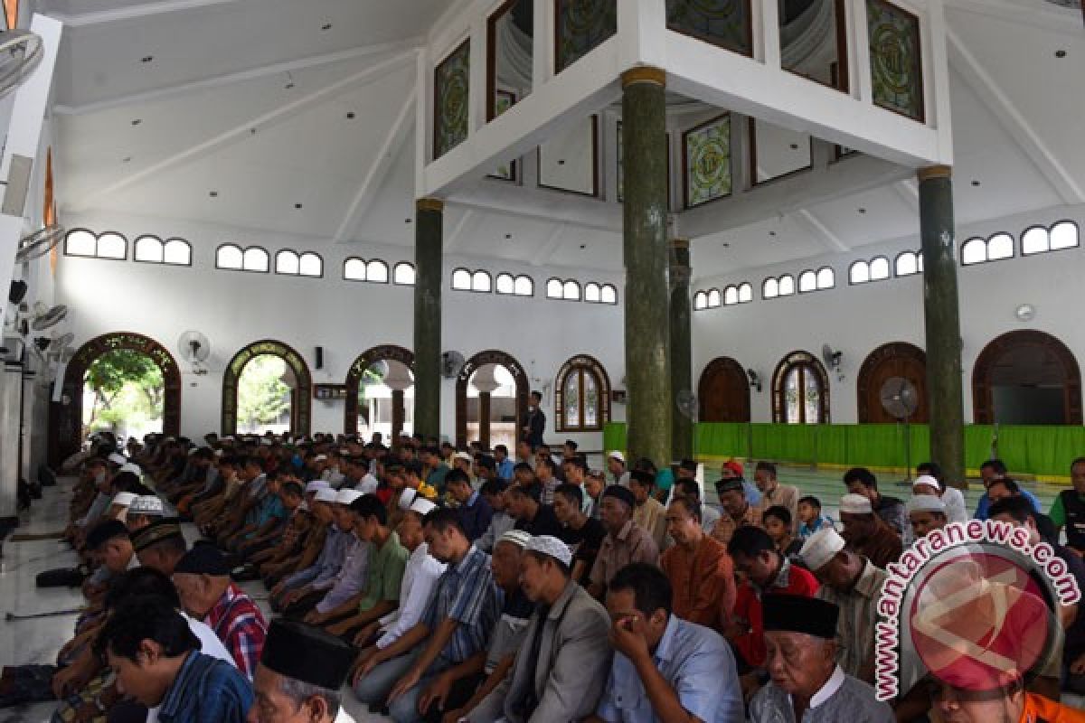 Warga Kendari bersihkan masjid sambut Idul Fitri