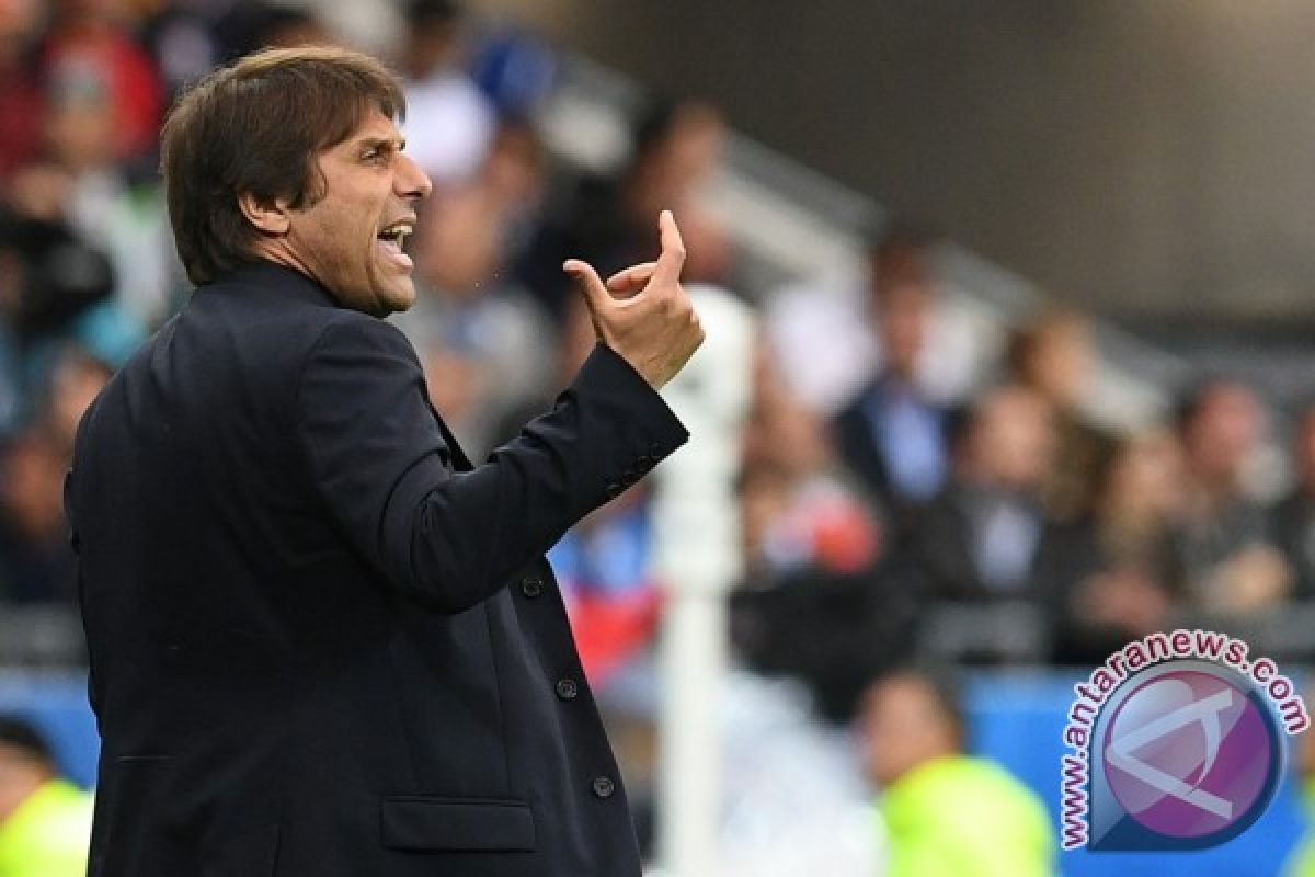 Antonio Conte tertawakan kabar pemecatan dirinya