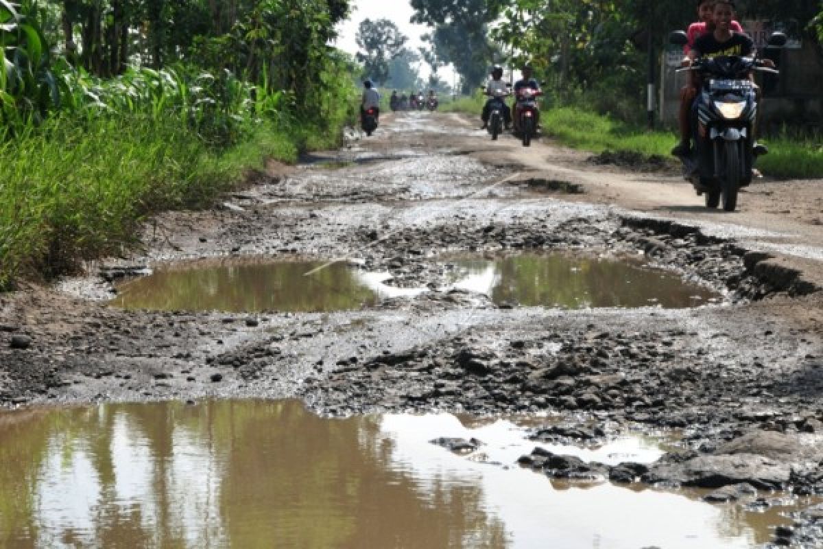 Banyak Lubang di Jalur Alternatif Parakan-Bejen