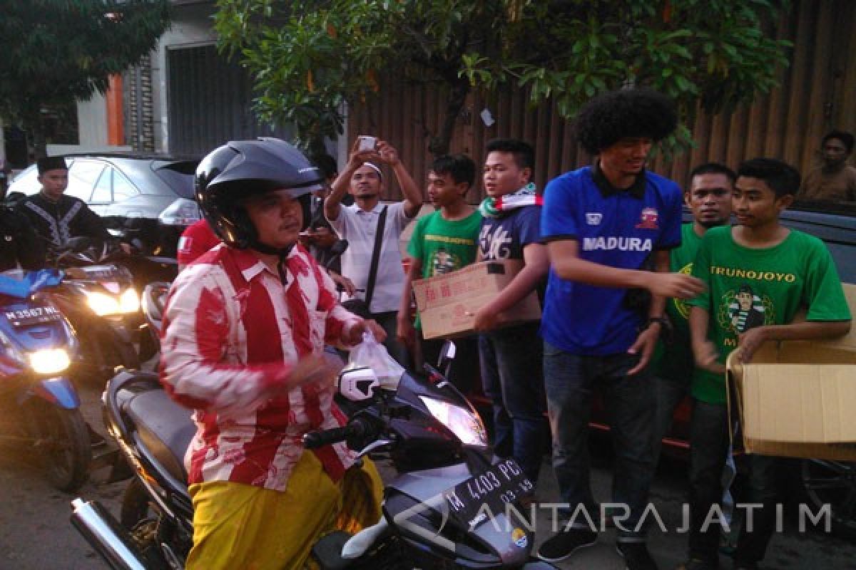 Madura United Bagi-Bagi Takjil di Kota Sampang