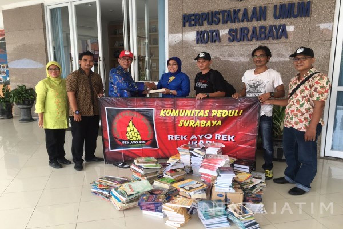 RAR Donasikan Seribu Buku ke Perpustakaan Surabaya