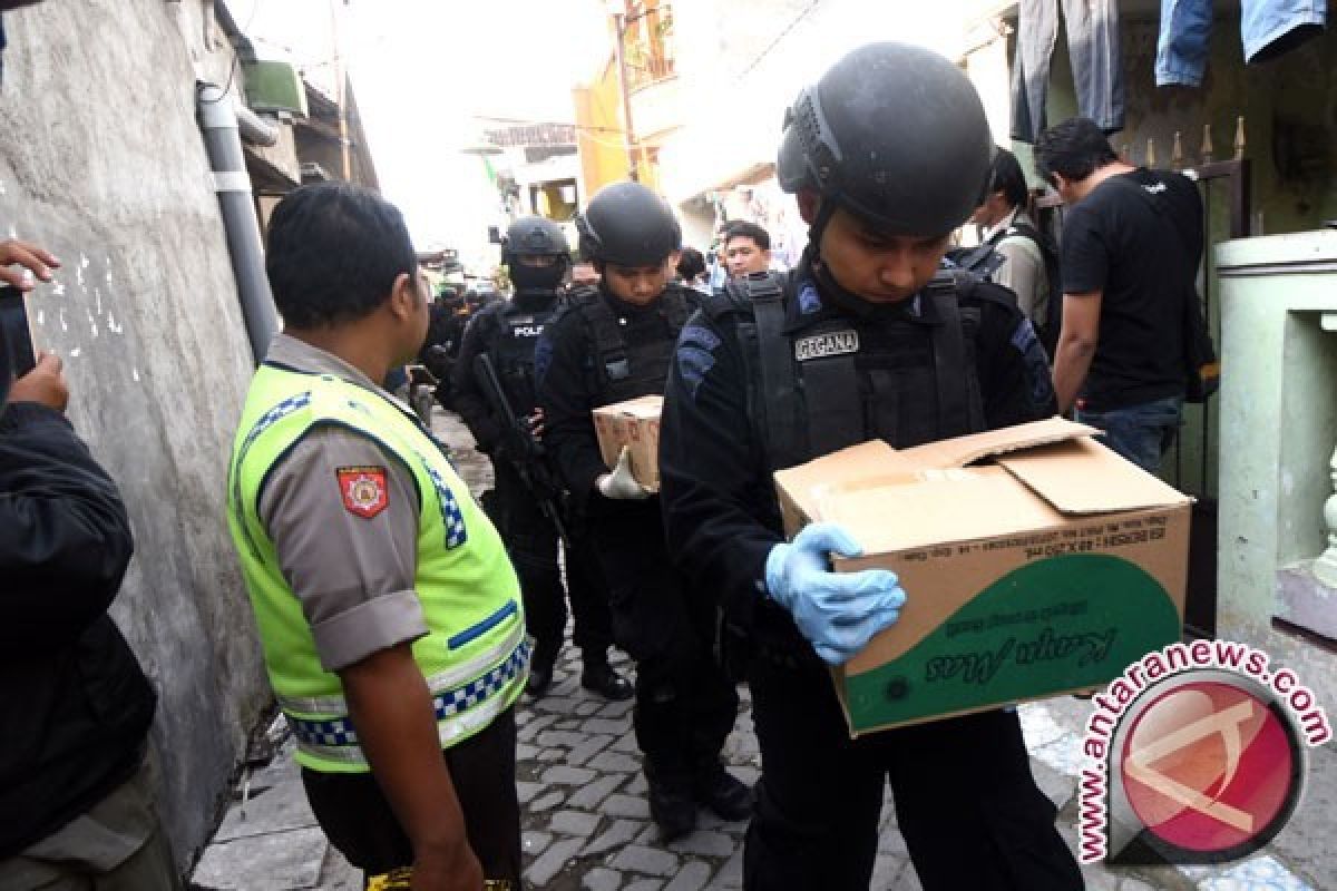 Polisi Geledah Kembali Rumah Terduga Teroris Temanggung